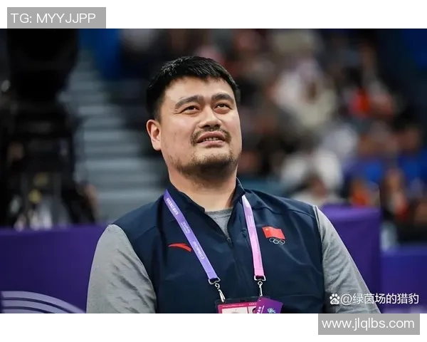 姚明在会议中坐姿优雅引发热议展现体育精神与职业素养的完美结合