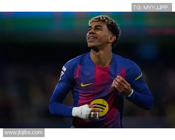 足球明星齐聚一堂共同庆祝足球盛事的精彩瞬间大合影 足球明星齐聚一堂共同庆祝足球盛事的精彩瞬间大合影