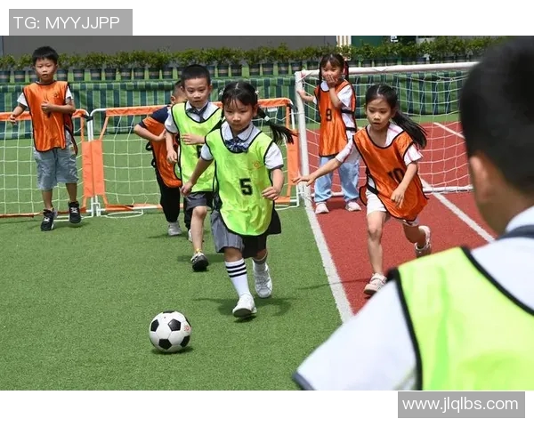 幼儿园小朋友们的足球梦想与明星球员的精彩故事