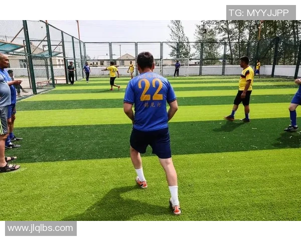 足球明星半袖时尚穿搭精选图片展示让你领略球场风采与潮流魅力 足球明星半袖时尚穿搭精选图片展示让你领略球场风采与潮流魅力